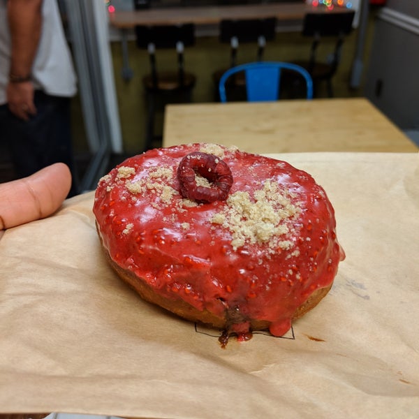 12/30/2018 tarihinde Swanky M.ziyaretçi tarafından Glazed Gourmet Doughnuts'de çekilen fotoğraf