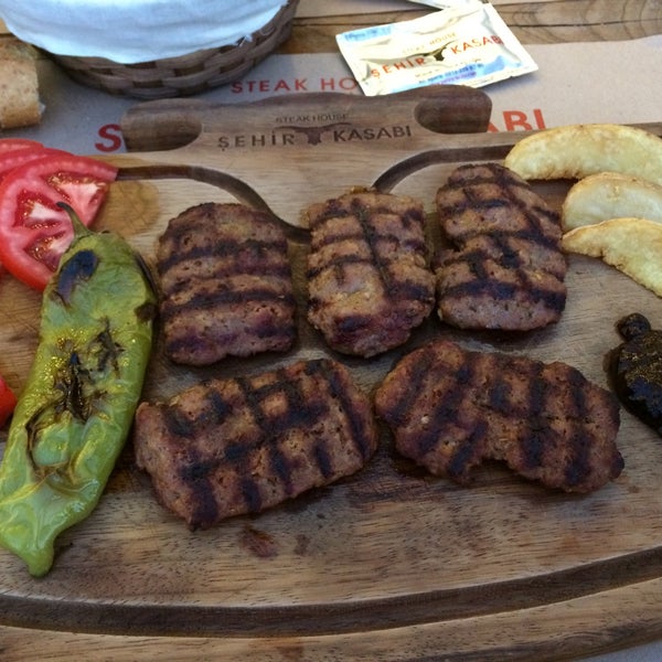 Foto tomada en Şehir Kasabı &amp; Steak House  por Ceren K. el 7/28/2016