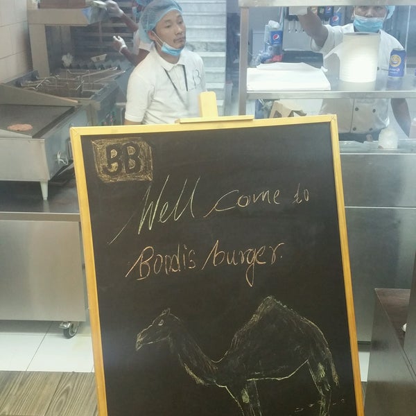 Foto diambil di Boodi&#39;s Burger oleh Basem A. pada 9/3/2016