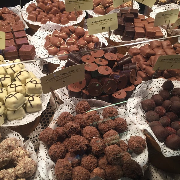 Foto scattata a Львівська майстерня шоколаду / Lviv Handmade Chocolate da Yuliya K. il 10/23/2015