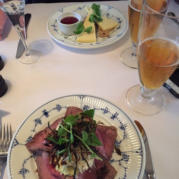 Foto diambil di Restaurant Kronborg oleh Sooki 👑 pada 10/26/2015