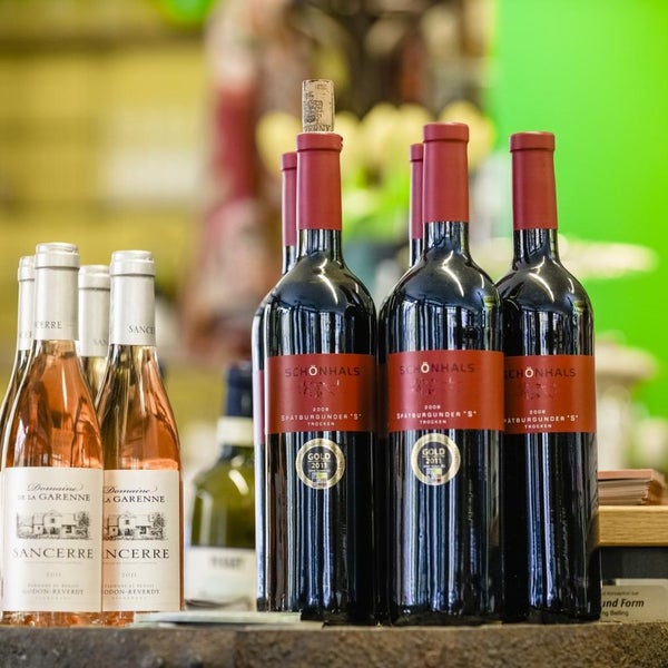 De vins. вино muse луара. De vins. вино с кругом на этикетке. бургундия франция виноделие.