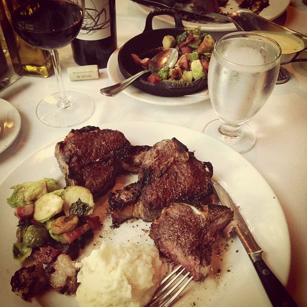 6/23/2013にChris B.がDino &amp; Harrys Steakhouseで撮った写真