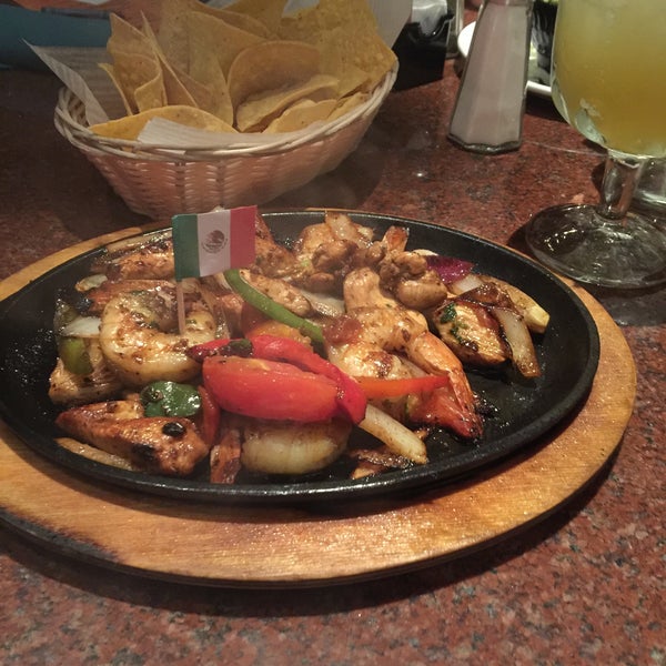 รูปภาพถ่ายที่ El Mariachi Restaurant โดย N@💤 . เมื่อ 3/27/2016