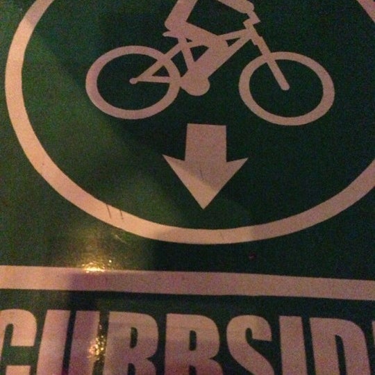 Foto tirada no(a) Curbside Cycle por Donny F. em 11/25/2012