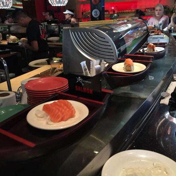 Photo prise au Ninja Spinning Sushi Bar par Wayman L. le10/9/2016
