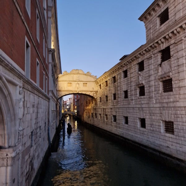 Foto diambil di Ponte dei Sospiri oleh Jenda pada 11/25/2023