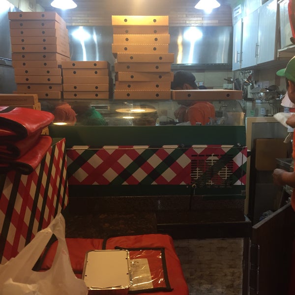 11/13/2015에 Home Zone R.님이 Pizza 2 Go에서 찍은 사진
