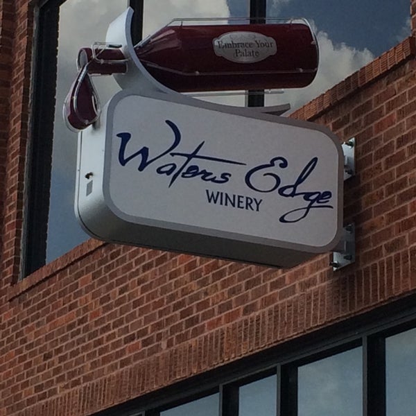 Foto diambil di Water&#39;s Edge Winery oleh Roger C. pada 8/1/2014