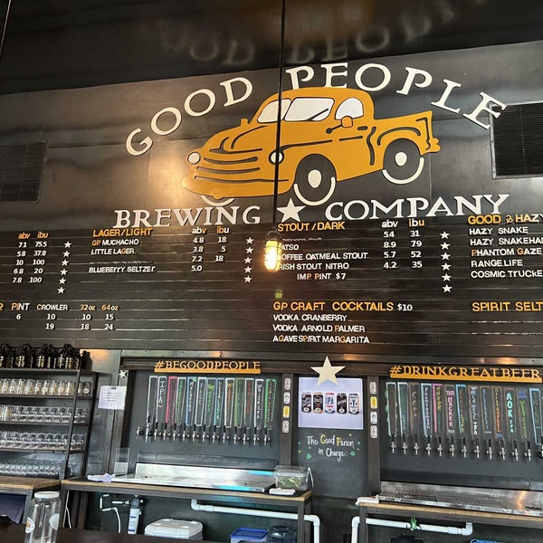 3/17/2023 tarihinde Carolyn Y.ziyaretçi tarafından Good People Brewing Company'de çekilen fotoğraf