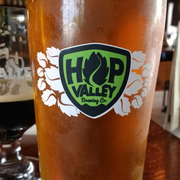 Das Foto wurde bei Hop Valley Brewing Co. von Carolyn Y. am 8/15/2018 aufgenommen