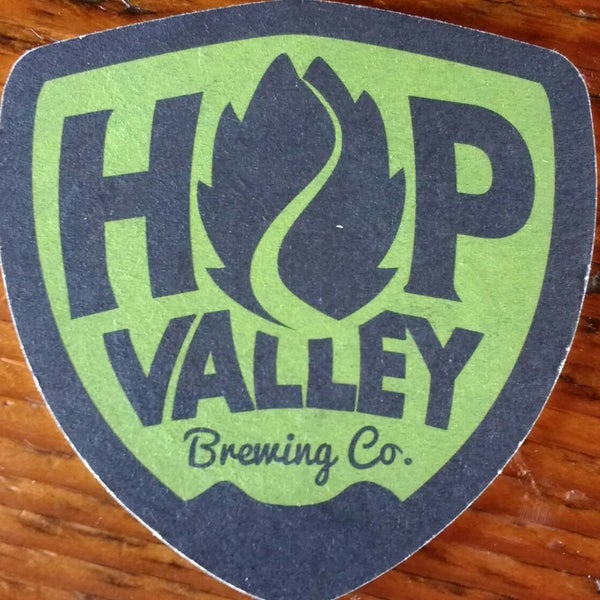 Das Foto wurde bei Hop Valley Brewing Co. von Carolyn Y. am 8/15/2018 aufgenommen