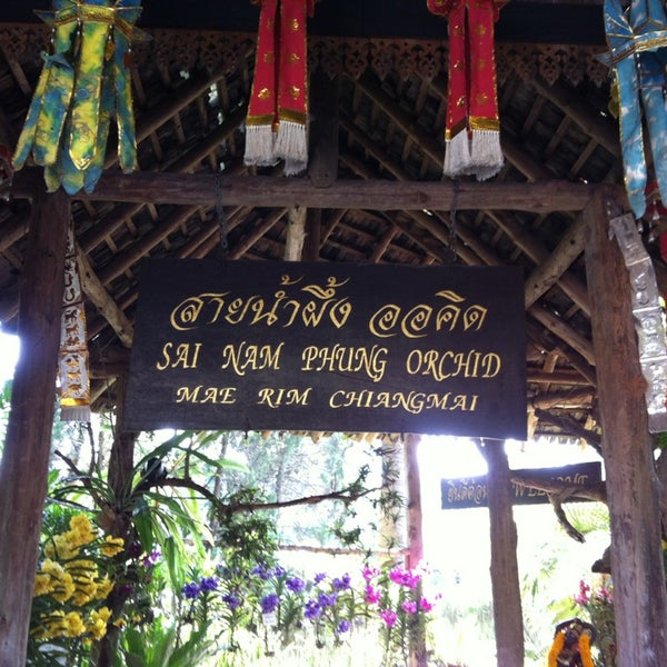 Photo taken at Sainamphung Orchids สวนกล้วยไม้สายน้ำผึ้ง by @TukTa@ on 1/10/2014