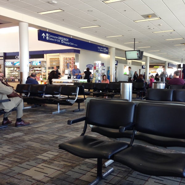 รูปภาพถ่ายที่ Minneapolis–Saint Paul International Airport (MSP) โดย Dean P. เมื่อ 5/6/2013