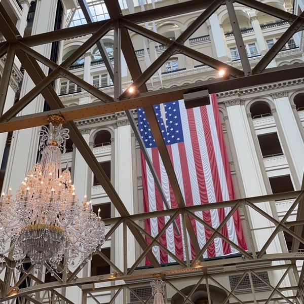 Foto diambil di Trump International Hotel Washington D.C. oleh N pada 3/25/2022