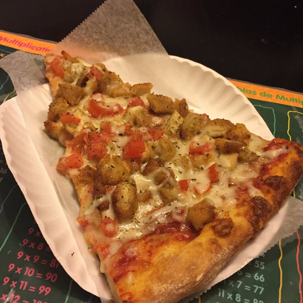 Foto tomada en Tony&#39;s Pizzeria &amp; Restaurant  por Danielle S. el 10/6/2016