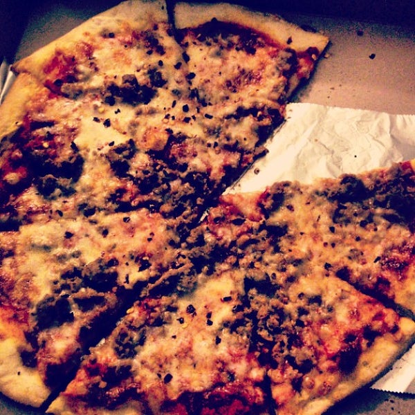รูปภาพถ่ายที่ Underground Pizza โดย Evan J. เมื่อ 7/8/2013