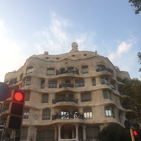 รูปภาพถ่ายที่ La Pedrera (Casa Milà) โดย Simone F. เมื่อ 8/22/2019