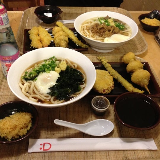 Foto tomada en U:DON Fresh Japanese Noodle Station  por Kristi H. el 11/4/2012