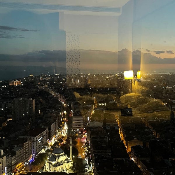 รูปภาพถ่ายที่ Istanbul Marriott Hotel โดย Athari . เมื่อ 10/2/2022