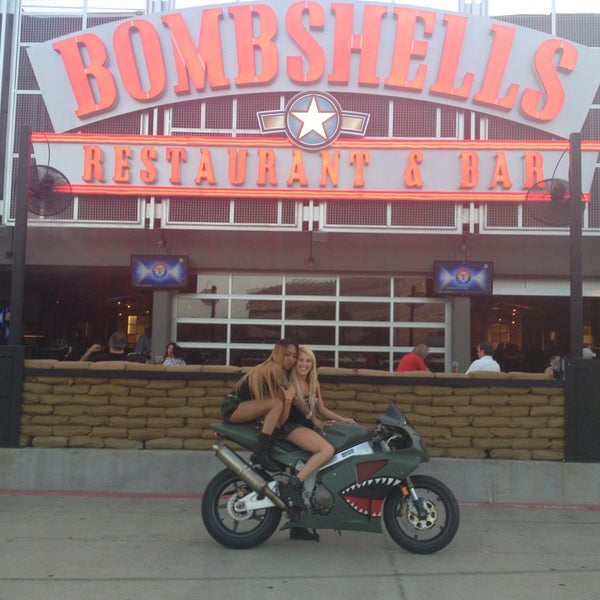 Foto tirada no(a) Bombshells Restaurant &amp; Bar por Candice P. em 7/10/2013