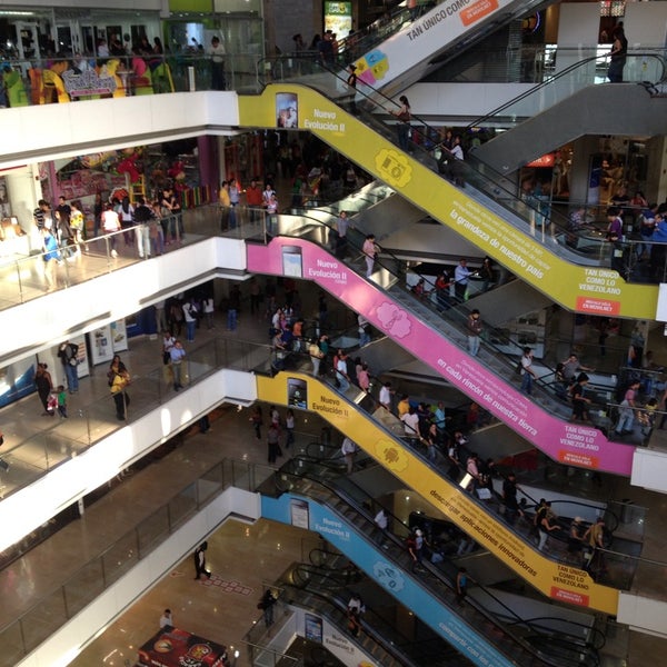 Foto tirada no(a) Millennium Mall por Ramon C. em 7/11/2013