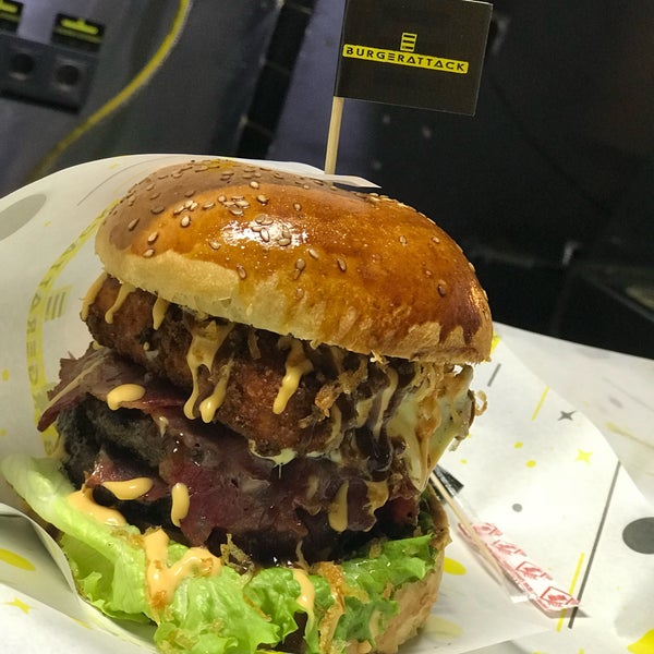 Das Foto wurde bei Burger Attack von Mert L. am 5/12/2018 aufgenommen
