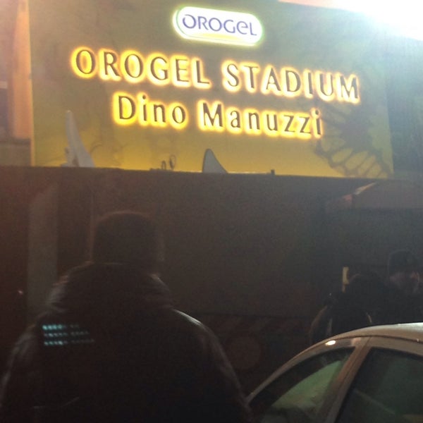 3/7/2016 tarihinde Darius D.ziyaretçi tarafından Orogel Stadium Dino Manuzzi'de çekilen fotoğraf