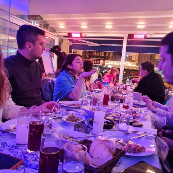 2/19/2022 tarihinde Koray T.ziyaretçi tarafından Mavra Restaurant'de çekilen fotoğraf