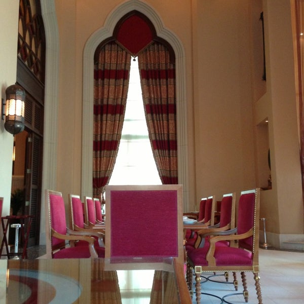 Foto diambil di Mezlai Emirati Restaurant oleh Rashed A. pada 9/2/2013