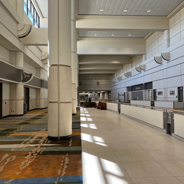 รูปภาพถ่ายที่ Orange County Convention Center (OCCC) โดย Hussam เมื่อ 5/12/2022