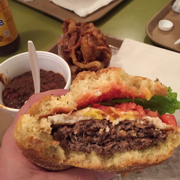 รูปภาพถ่ายที่ Krazy Jim&#39;s Blimpy Burger โดย Brad D. เมื่อ 2/17/2015