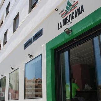 Das Foto wurde bei La Mejicana Pizzeria Taquería von La Mejicana Pizzeria Taquería am 10/5/2015 aufgenommen