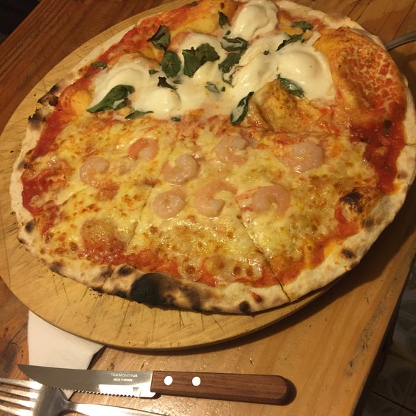 The best pizza i had in years! Thin crust, awesome filling prawn/parmezan and mozarella/tomato/basil. I was brave enough to choose a pear and albahaca juice and i garantee is awesome!