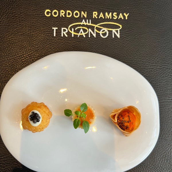 Foto diambil di Gordon Ramsay au Trianon oleh Ediz A. pada 6/4/2022