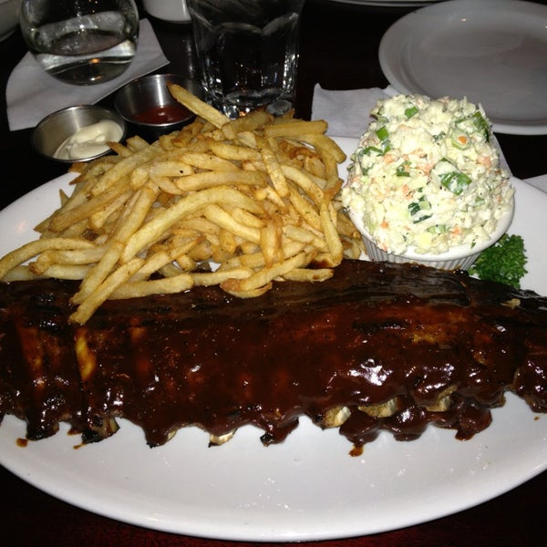 Das Foto wurde bei Bâton Rouge Steakhouse &amp; Bar von DEUCE44 am 4/8/2013 aufgenommen