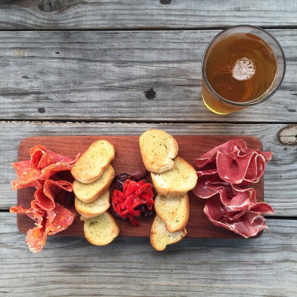 Foto scattata a Craft Tasting Room and Growler Shop da Craft Tasting Room and Growler Shop il 10/5/2015