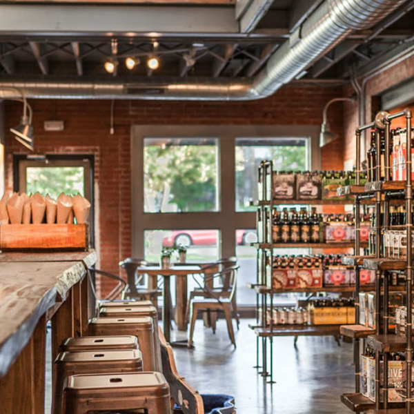 Foto tirada no(a) Craft Tasting Room and Growler Shop por Craft Tasting Room and Growler Shop em 10/5/2015