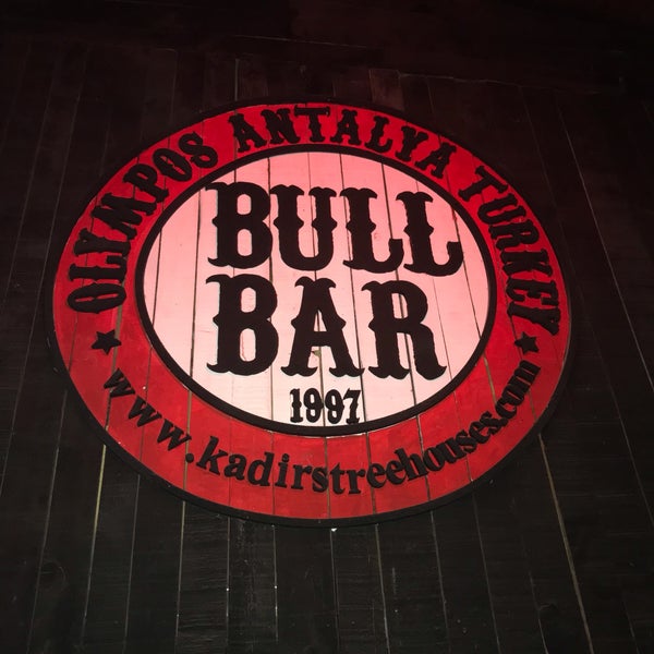 Das Foto wurde bei Bull Bar von SerkaN🇹🇷 am 7/10/2019 aufgenommen