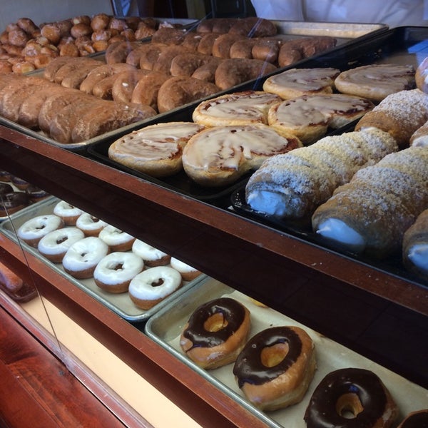 รูปภาพถ่ายที่ Resch&#39;s Bakery โดย DeAnna B. เมื่อ 7/9/2014