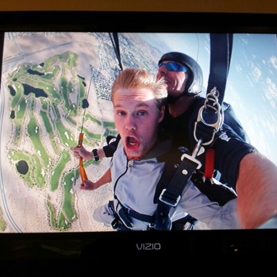 Снимок сделан в Skydive Las Vegas пользователем Yong-hee L. 12/28/2012