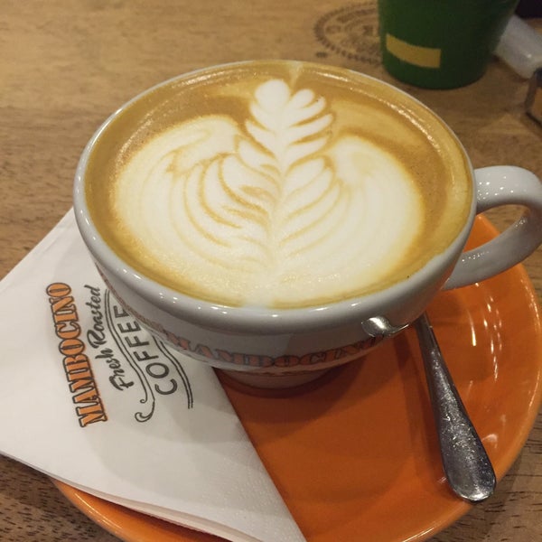 Foto diambil di Mambocino Coffee oleh Aylin T. pada 10/19/2015
