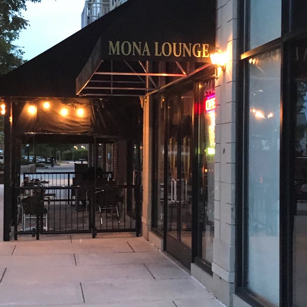 5/22/2017 tarihinde JR W.ziyaretçi tarafından Mona Lounge &amp; Cigar Bar'de çekilen fotoğraf