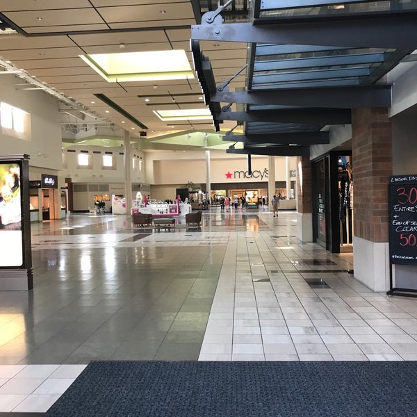 รูปภาพถ่ายที่ Alderwood Mall โดย JR W. เมื่อ 8/28/2017