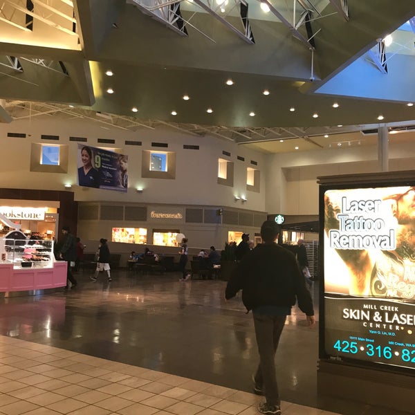 รูปภาพถ่ายที่ Alderwood Mall โดย JR W. เมื่อ 5/14/2017