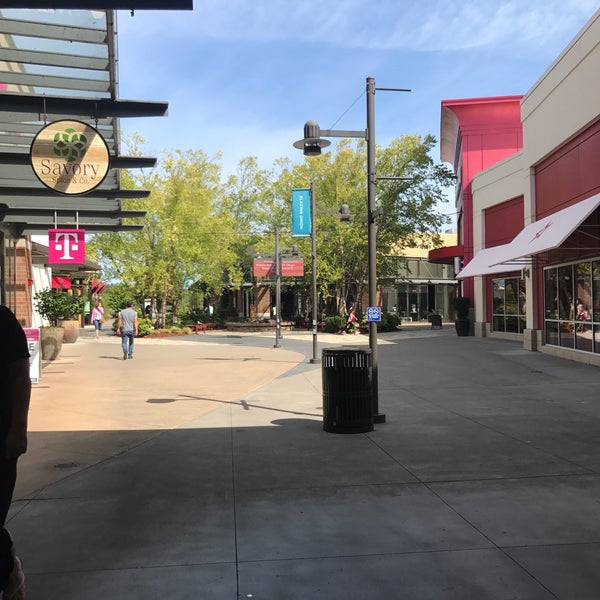 รูปภาพถ่ายที่ Alderwood Mall โดย JR W. เมื่อ 8/20/2017