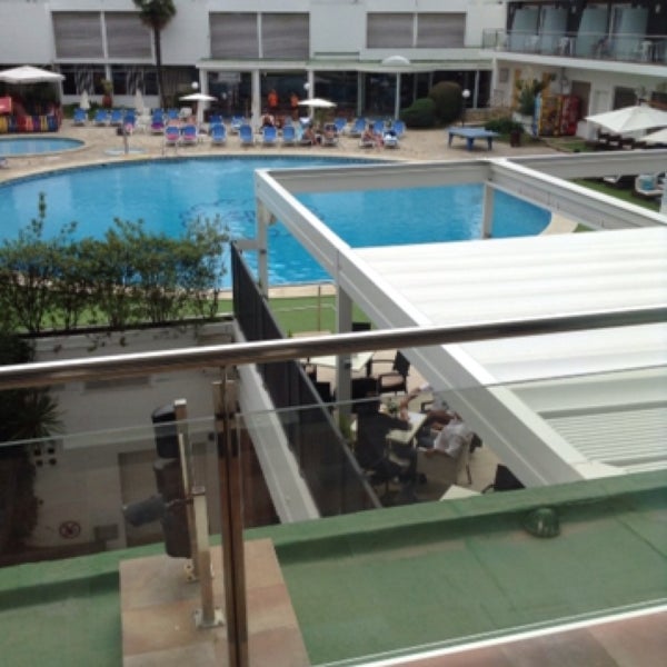 Big rooms with balcony, nice pool and spa, excellent buffet and great atmosphere