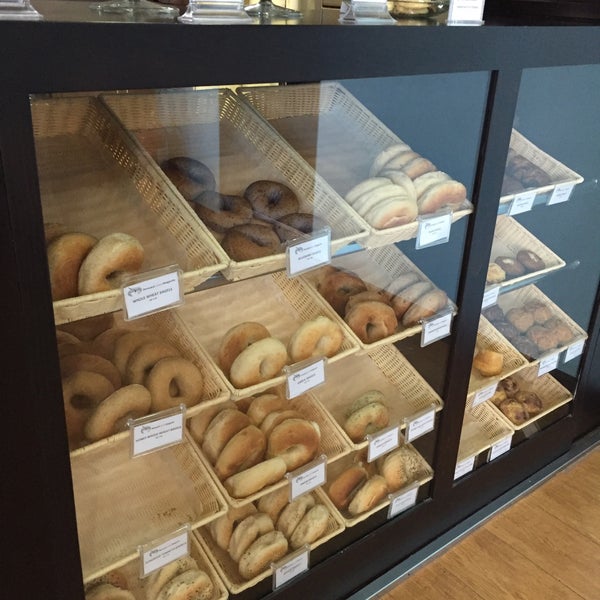 9/29/2015 tarihinde Jono H.ziyaretçi tarafından Bread and Bagels'de çekilen fotoğraf
