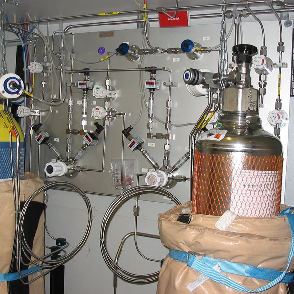 Азотная рампа gce. Рампа перепускная наполнительная. Медицинское газоснабжение. Gas solution. Двухплечевые рампы для баллонов.