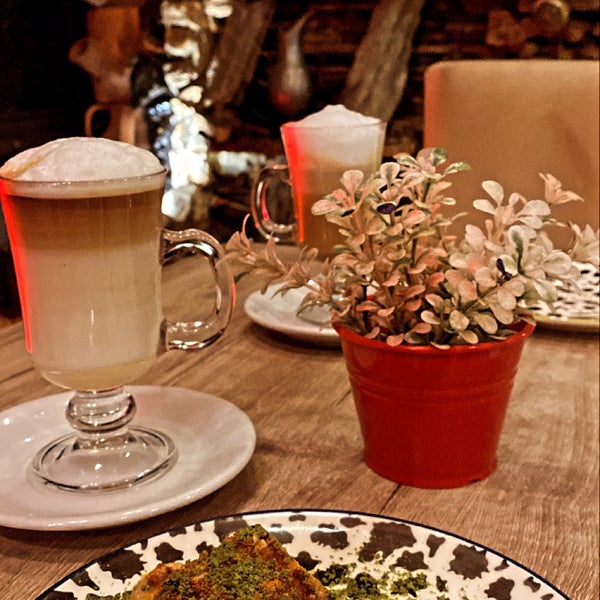 Das Foto wurde bei Zeyrek Cafe &amp; Restaurant von Gülçin G. am 4/27/2022 aufgenommen